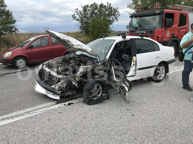 Σοβαρό τροχαίο με έναν τραυματία έξω από τη Λάρισα – Bιντεο